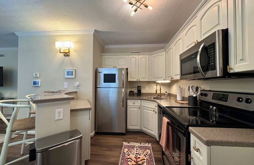 Auburn Condominio | Perfect 2BR Condo in Downtown Auburn! 2 min walk to campus + 2 Parking Passes!!