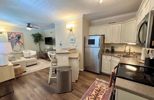 Auburn Condominio | Perfect 2BR Condo in Downtown Auburn! 2 min walk to campus + 2 Parking Passes!!