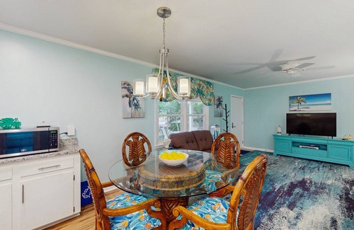 Emerald Isle Casa | Perfect 2BR Getaway with partial A/C, Full Kitchen and Relaxing Patio