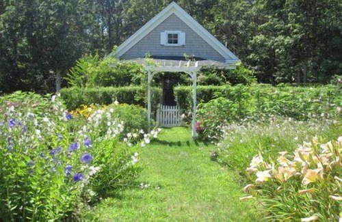 Edgartown Cabaña | Cottage romántico situado entre preciosos jardines -Only paseo a la ciudad