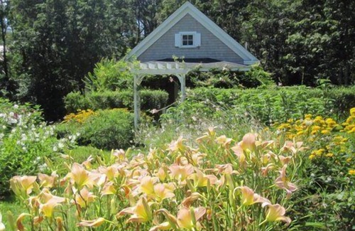 Edgartown Cabaña | Cottage romántico situado entre preciosos jardines -Only paseo a la ciudad