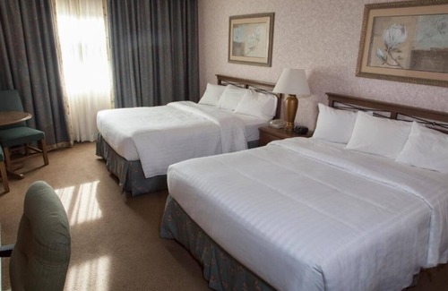 Raisin Hotel | Perfect Airport Stop – 4 Relaxing Units w/Shuttle, Onsite Dining