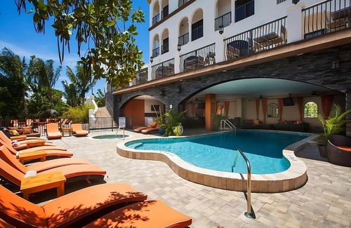 St. Pete Beach Hotel | Perfect Beach Getaway! Balcony, Outdoor Pool, Near Pass-A-Grille Dog Beach