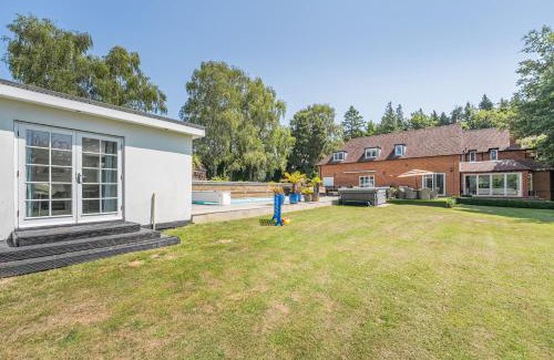 Maidstone Casa | Perfect Booking Luxury Home With Pool and Gym