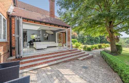 Maidstone Casa | Perfect Booking Luxury Home With Pool and Gym