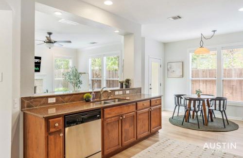 Clarksville Casa | Perfect Central Location w Free Prkg and Cozy Beds