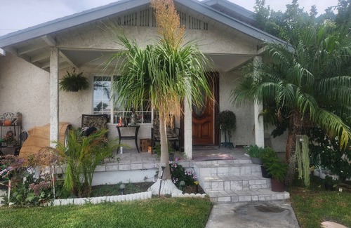Downey Cama Y Desayuno | Perfect charming home with ac