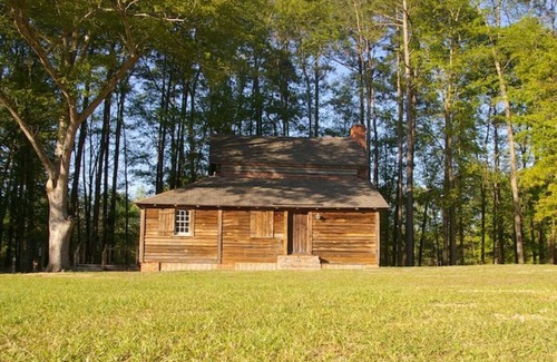 Claxton Cabina | Perfect Couple's or Solo Getaway: 1840s Log Cabin