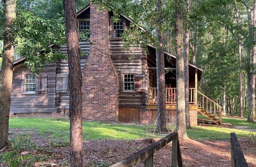 Claxton Cabina | Perfect Couple's or Solo Getaway: 1840s Log Cabin