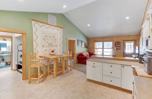 Deschutes River Woods Cabaña | Cabaña en un estanque privado con bañera de hidromasaje Parejas perfectas escapar.