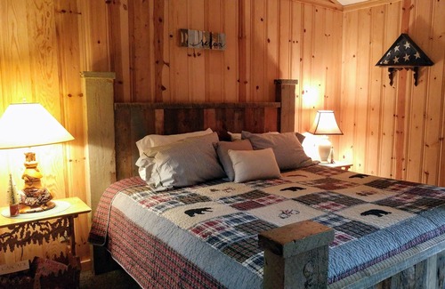Deschutes River Woods Cabaña | Cabaña en un estanque privado con bañera de hidromasaje Parejas perfectas escapar.