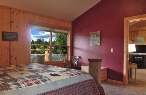 Deschutes River Woods Cabaña | Cabaña en un estanque privado con bañera de hidromasaje Parejas perfectas escapar.