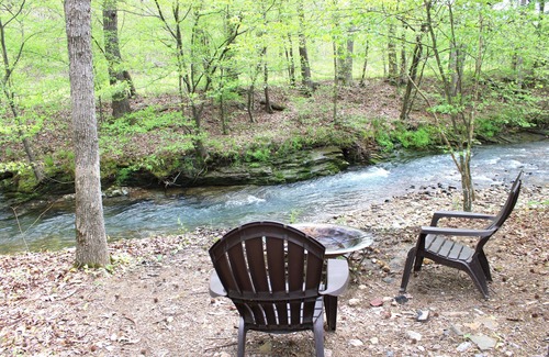 Jones Mills Cabina | Perfect Cozy Romantic Studio Cabin by the creek for two (grey cabin)