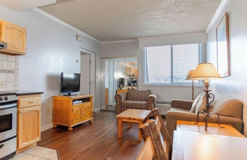 Steamboat Springs Hotel | Perfect Escape! Serene Unit, Near Bashor Ski Lift, Kitchen