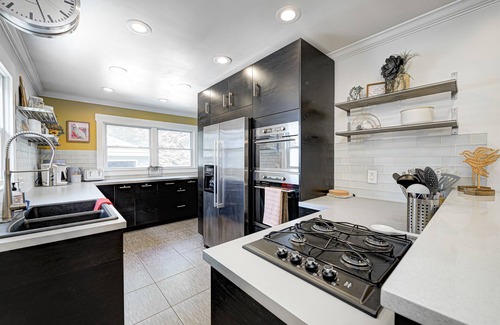 Broad Ripple Casa | Perfect Fall Getaway: Hot Tub, Bikes, & Dog Friendly in Heart of Broad Ripple!