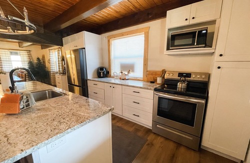 South Fork Cabina | Perfect Family Cabin! 3 Master Suites, Sleeps 10, next to the park!