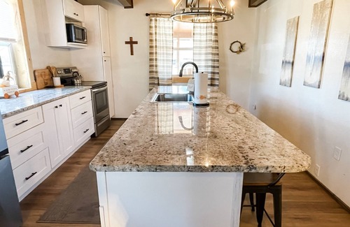 South Fork Cabina | Perfect Family Cabin! 3 Master Suites, Sleeps 10, next to the park!