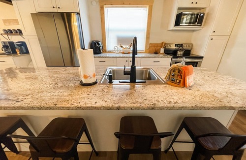 South Fork Cabina | Perfect Family Cabin! 3 Master Suites, Sleeps 10, next to the park!