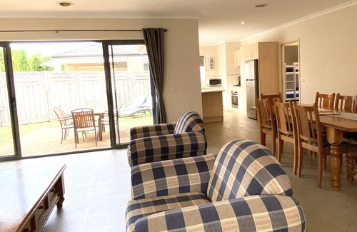Rosebud Villa | Perfect Family Getaway - Walk to everything