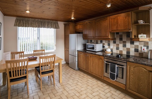 Bushmills Cabaña | Perfect for 2 on Causeway Coastal Route! Near Giants Causeway, Golf Courses