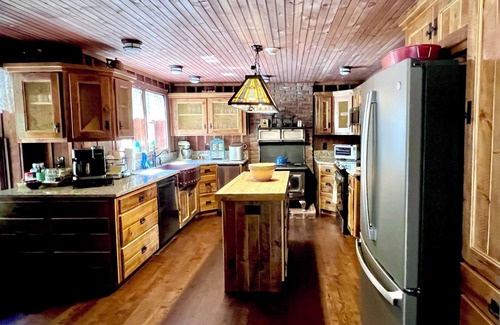 Topton Cabina | Perfect for Family Reunions and Corporate Groups or as a couples getaway