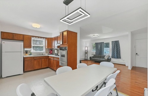 Monticello Casa | Perfect for Groups/Families! 5 Cabins, Pool, GameRoom & 30+ Beds at The Highland