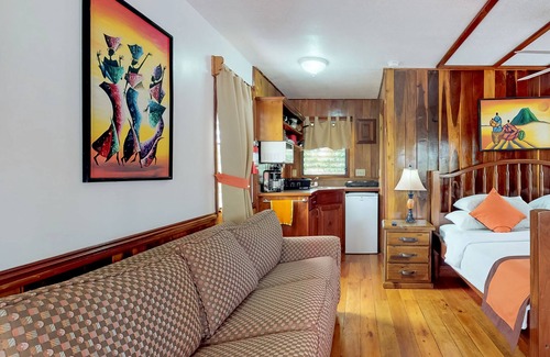 Hopkins Condominio | Alquiler perfecto para grupos grandes: cinco cabañas con piscina compartida, a pie de playa.