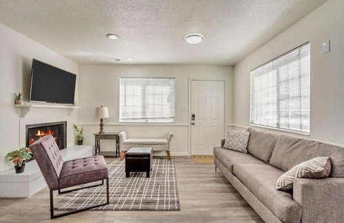 North Park Casa | Perfect For Large Groups - Fun 6BR with 2 Kitchens