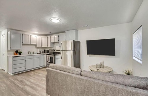North Park Casa | Perfect For Large Groups - Fun 6BR with 2 Kitchens