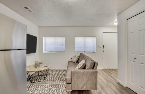 North Park Casa | Perfect For Large Groups - Fun 6BR with 2 Kitchens