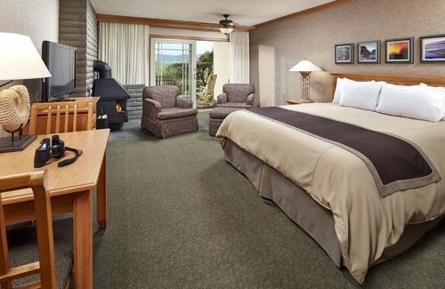 San Simeon Hotel | Perfect for Romantic Retreat! Room w/ Fireplace Scenic View | Dining Options