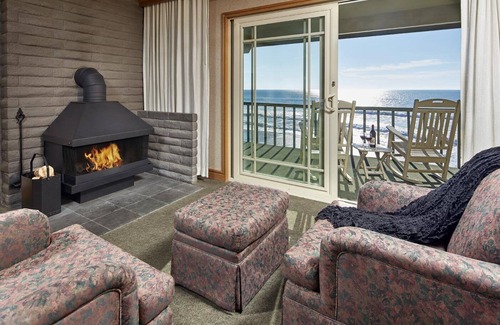 San Simeon Hotel | Perfect for Romantic Retreat! Room w/ Fireplace Scenic View | Dining Options