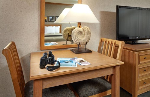San Simeon Hotel | Perfect for Romantic Retreat! Room w/ Fireplace Scenic View | Dining Options