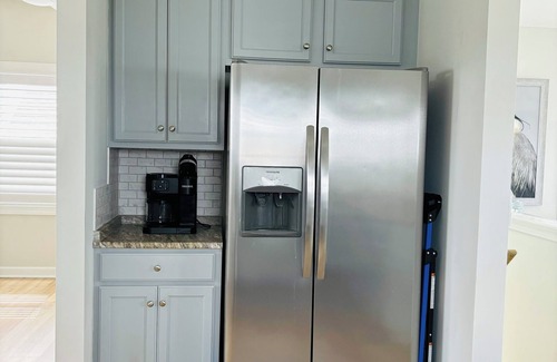 McCutcheon Field Casa | Sun-Sun rental /Ocean View 1 min walk to beach/ 3 dogs allowed/ linen included