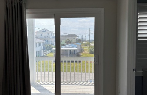 McCutcheon Field Casa | Sun-Sun rental /Ocean View 1 min walk to beach/ 3 dogs allowed/ linen included