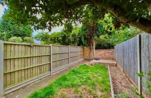 Coventry Apartamento | Perfect for Work Trips & Families, Spacious 2BR, WiFi, Free Parking, Sleeps 5