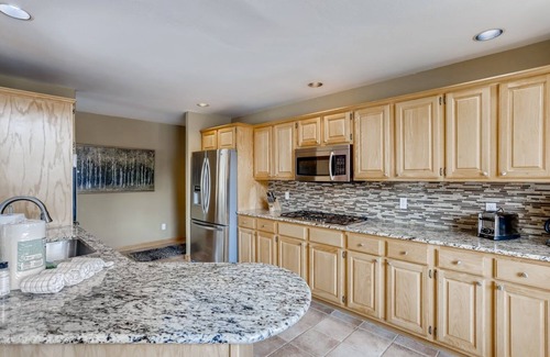 Three Peaks Casa | Perfect For Your Family Vacay With Yard, Hot Tub & Pet Friendly! 5 Bedroom Home by RedAwning