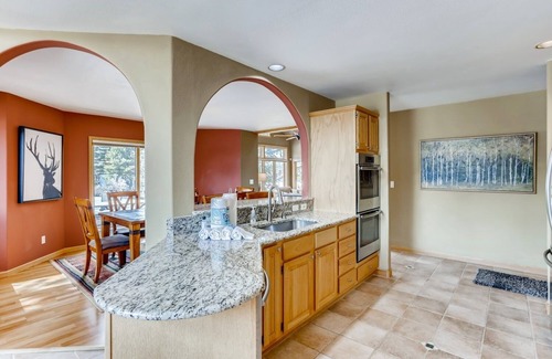 Three Peaks Casa | Perfect For Your Family Vacay With Yard, Hot Tub & Pet Friendly! 5 Bedroom Home by RedAwning