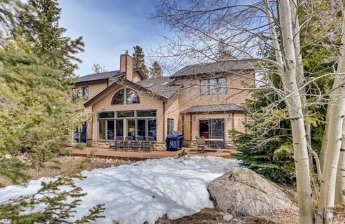 Three Peaks Casa | Perfect For Your Family Vacay With Yard, Hot Tub & Pet Friendly! 5 Bedroom Home by RedAwning