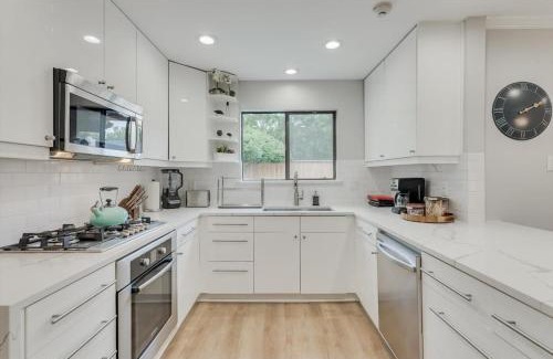 Plano Casa | Perfect Getaway Home w 5 Bedrooms & Backyard Oasis