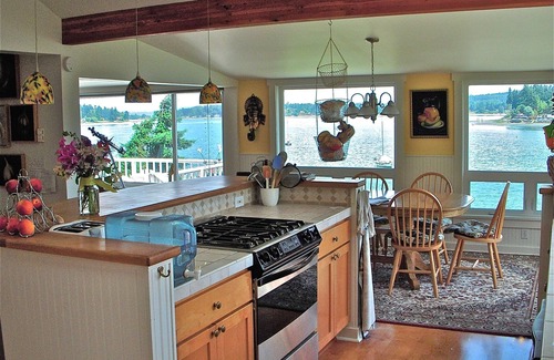 Burley Casa | Yacht Club Waterfront Beachhouse