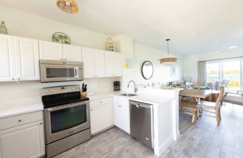 Marathon Hotel | Perfect Island Escape with Full kitchen Setup and Direct Access to the Pool!
