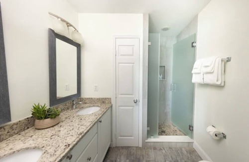 Marathon Hotel | Perfect Island Escape with Full kitchen Setup and Direct Access to the Pool!