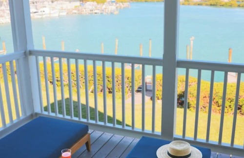 Marathon Hotel | Perfect Island Escape with Full kitchen Setup and Direct Access to the Pool!