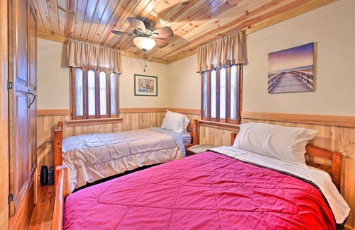 Montello Cabaña | Perfect lakefront cabin for any time of year