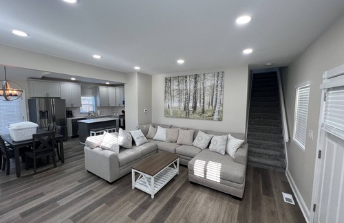 Indianapolis Casa | PERFECT - LARGE CUSTOM HOME - Completely Renovated, Beautiful Fenced in Yard!!!!