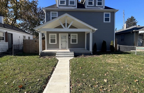 Indianapolis Casa | PERFECT - LARGE CUSTOM HOME - Completely Renovated, Beautiful Fenced in Yard!!!!