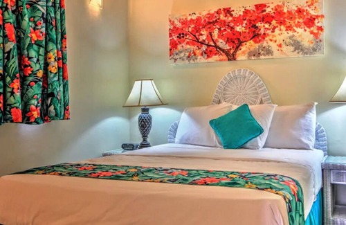 Worthing Casa | Perfect Locale for Nature Lovers! 2 Suites w/ FREE Parking Near Coco Hill Forest
