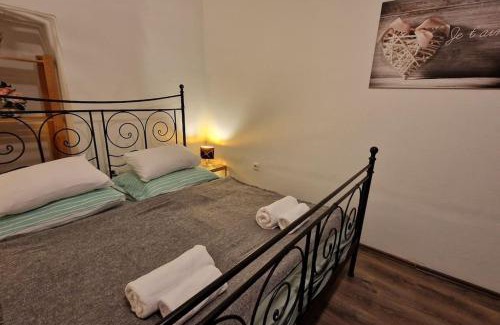 Belso-Ferencvaros Apartamento | Perfect located flat with gametable