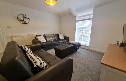 Merthyr Tydfil Apartamento | Perfect Location 3 Bed Serviced apartment with Bike Storage for BPW. Close to Brecon Beacons